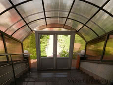 Зимовий сад біля входу до будинку